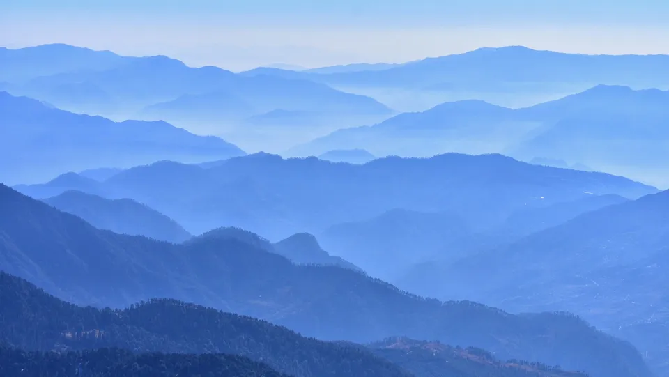 Изображение горной долины в оттенках синего